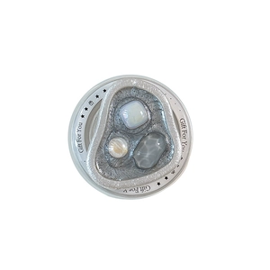 Supporto magnetico in metallo argentato con trama rocciosa e gemme colorate