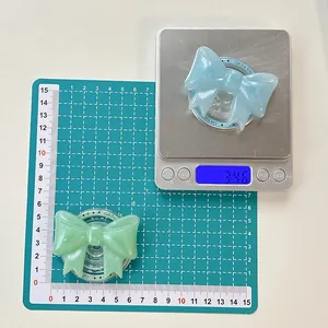 Macro shot showing 6cm wide bow phone stand dimensions and 34.6g weight measurement