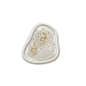 Support de téléphone artistique aux formes organiques avec motifs de serpent dorés