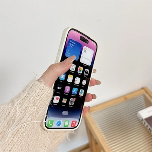 Minimalistische cremeweiße Schutzhülle für iPhone in gemütlicher Lifestyle-Umgebung
