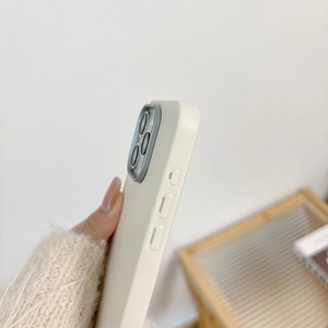Detailansicht der cremefarbenen Lederhülle mit Metalltasten und Kameraschutz für iPhone