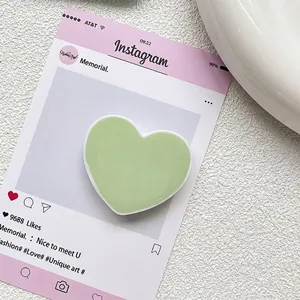 Détail du support de téléphone en forme de cœur vert clair avec finition brillante sur carte