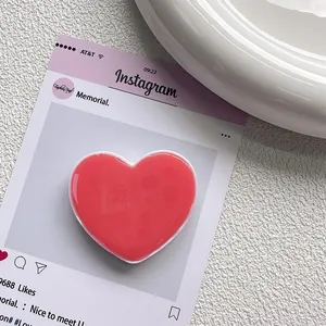 Détail du support de téléphone en forme de cœur rose avec finition en résine brillante