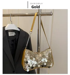 Détail de paillettes dorées sur un grand sac porté épaule avec bandoulière en cuir