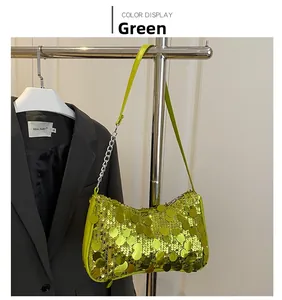 Détail du sac à bandoulière à paillettes vert néon avec chaîne argentée et sangle en cuir