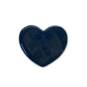 Support de téléphone noir en forme de cœur avec finition brillante sur fond blanc