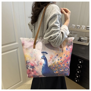 Trendige Eimertasche mit Pfau-Aufdruck, braunen Lederriemen und Spitzenverzierung