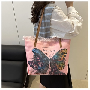 Rosafarbene Canvas-Beuteltasche mit Graffiti-Schmetterling und Fransen-Detail