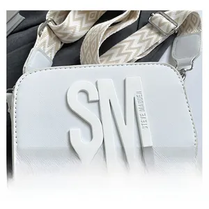 Détails du sac en cuir blanc texturé avec logo SM et bandoulière tissée