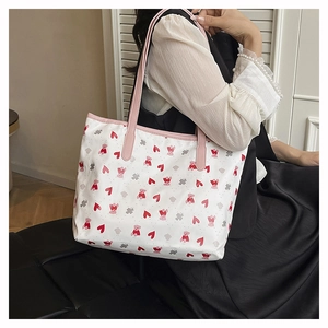 Détail du sac cabas blanc avec motifs ours et cœurs et bretelles roses en cuir