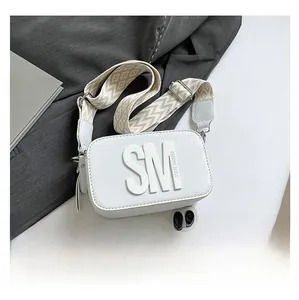 Sac bandoulière blanc comparaison de taille avec smartphone et large bandoulière tissée
