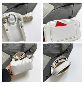 Vue détaillée du sac bandoulière en cuir Saffiano blanc avec sangle large et boucles argentées