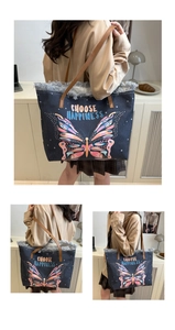 Détail d'un cabas en toile avec imprimé papillon et bords effilochés sur modèle