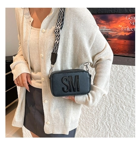 Sac à bandoulière carré noir avec logo SM et sangle large à motifs géométriques noirs