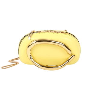 Sac à main ovale jaune chic avec poignée en métal doré et bandoulière pour femme