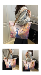 Détail du sac seau imprimé paon artistique avec élégante bordure à franges blanches