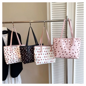 Plusieurs sacs fourre-tout imprimés avec motifs de cerises, nœuds et ours colorés