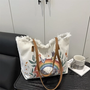 Sac cabas en toile blanche avec imprimé arc-en-ciel, bord effiloché et anses en cuir