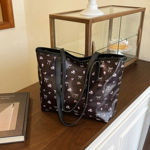 Grand sac cabas noir avec motifs de fleurs roses et nœuds pour un usage quotidien