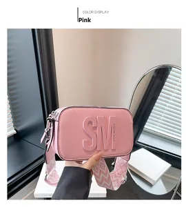 Sac à bandoulière rose Steve Madden avec sangle large en tissu et logo en relief
