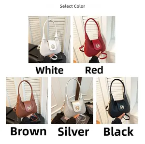 Collage de un bolso bandolera de tejido artesanal en blanco, rojo, marrón, plata y negro
