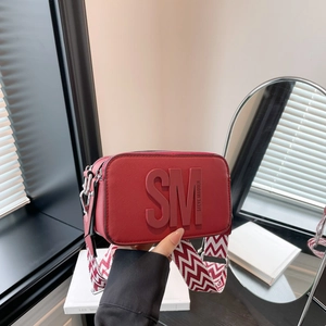 Sac caméra en cuir rouge à grain croisé avec large bandoulière à motifs et logo embossé