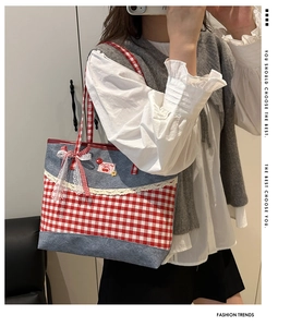 Détail du sac cabas en denim et vichy rouge avec bordure en dentelle et noeud