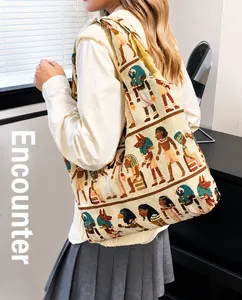 Detailweergave van de dames tote bag met Egyptische patronen op beige canvas