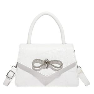 Sac à main blanc à motif crocodile avec une boucle en strass en forme de nœud élégant