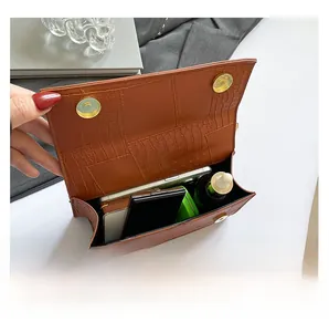 Detailansicht des großen Innenraums der braunen Handtasche mit Krokodilprägung aus PU