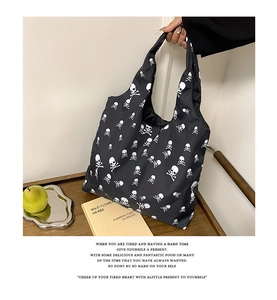 Detail van zwarte shopper met doodskop print met de hand vastgehouden in modern decor