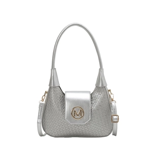 Bolso de hombro plateado trenzado en forma de media luna con hebilla dorada en M