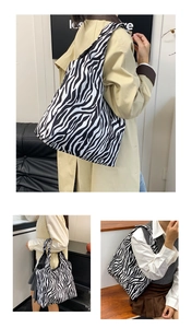 Detailweergave van zebraprint shopper voor dames, toont de grote capaciteit en canvas textuur