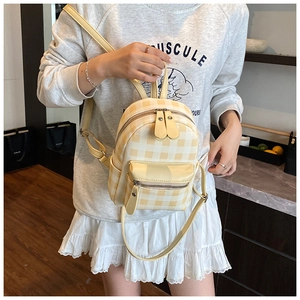 Details des gelb karierten Mini-Rucksacks mit verstellbaren Trägern und Reißverschluss
