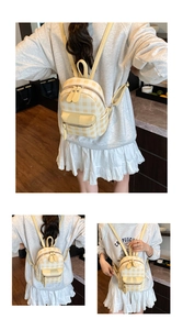Detailansicht des gelb karierten Mini-Rucksacks mit Reißverschluss und kompakten Seitentaschen