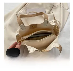 Vue de dessus du compartiment intérieur spacieux du sac cabas beige avec téléphone et portefeuille