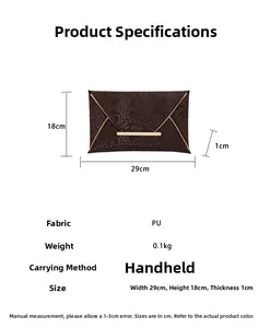 Détails de la pochette serpent marron foncé avec dimensions de 29cm de large et 18cm de haut
