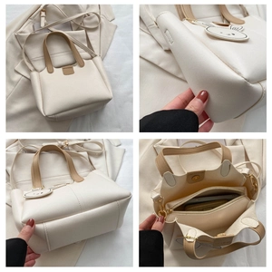 Vue détaillée du sac cabas en cuir grainé blanc cassé avec une breloque lapin mignonne