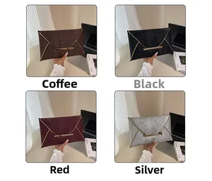 Détails de pochettes enveloppes à motif serpent élégantes en quatre couleurs
