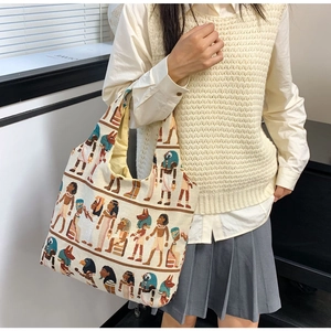 Detail van de grote canvas shopper met levendige Egyptische goden graphics op model