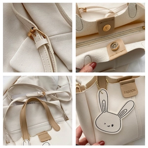 Détails du sac cabas beige avec boucles dorées, poche zippée et charmant pendentif lapin