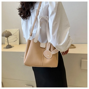 Sac à bandoulière kaki élégant pour femme avec pendentif lapin mignon et boucle magnétique
