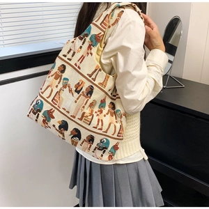 Detailoverzicht van grote shopper met kleurrijk Egyptisch geweven jacquardpatroon