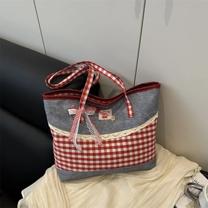 Sac cabas en toile à carreaux rouges et blancs avec dentelle et écusson cerise