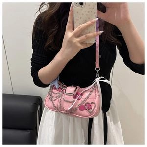 Pink Y2K shoulder bag featuring silver metal chains, star charms, and heart buckles