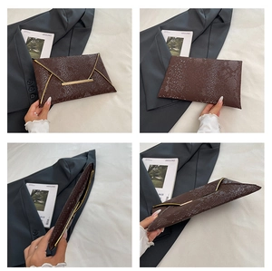 Quatre vues d'une pochette marron à motif serpent avec des détails dorés élégants