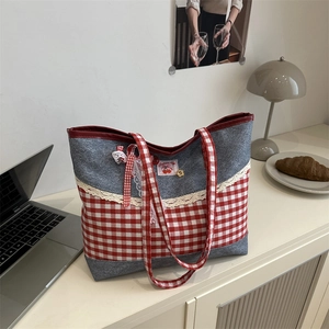 Sac fourre-tout en toile à carreaux pour l'été avec patch cerise et dentelle