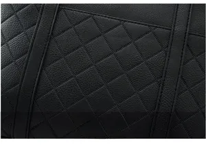 Gros plan sur la texture de cuir matelassé noir avec coutures en diamant du cabas