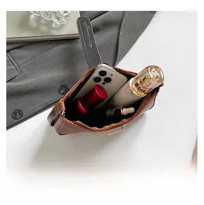 Innenansicht der braunen Ledertasche mit Platz für Handy und Kosmetikartikel für den Alltag