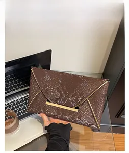 Pochette enveloppe marron motif serpent avec garniture en métal doré et fermoir